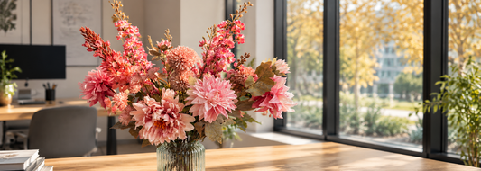 Zijden bloemen op kantoor: stijlvol én onderhoudsvrij