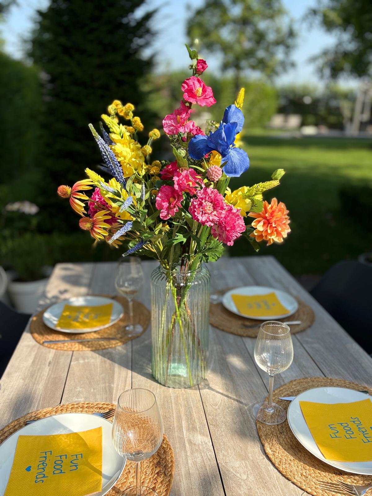 zijden boeket met levensechte zijdebloemen in tuin