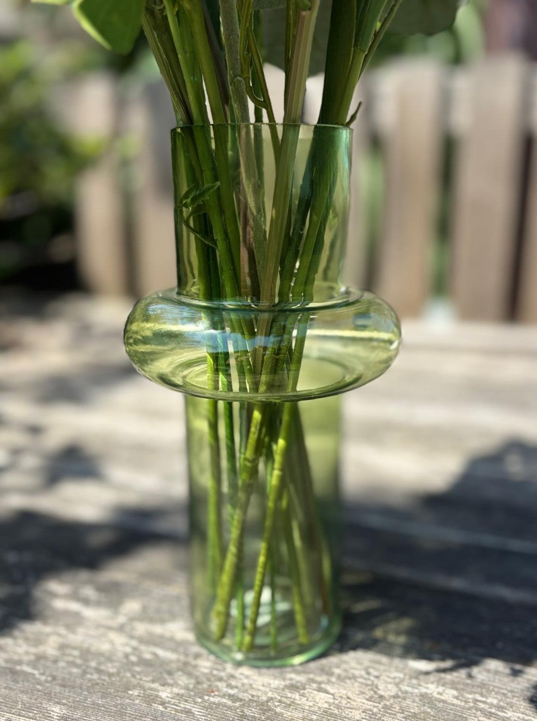 groene vaas voor zijdebloemen close up