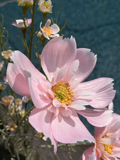 Kunstbloem cosmos roze detail
