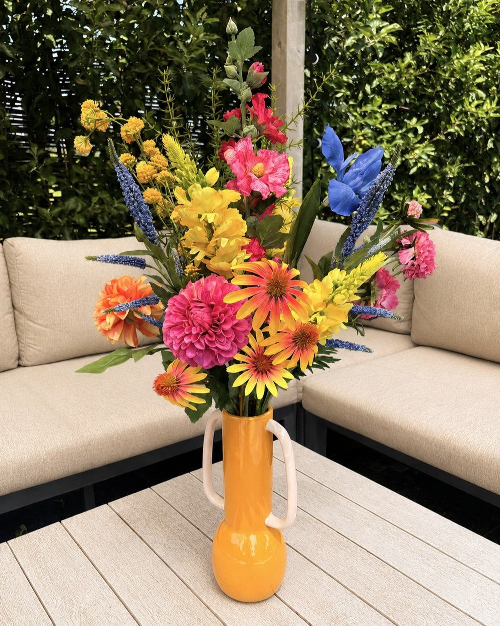 zijdenbloemen veldboeket felle kleuren in vaas