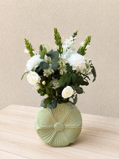 zijdebloemen wit in vaas keramiek groen