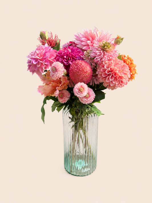 zijdebloemen dahlia's in glazen vaas