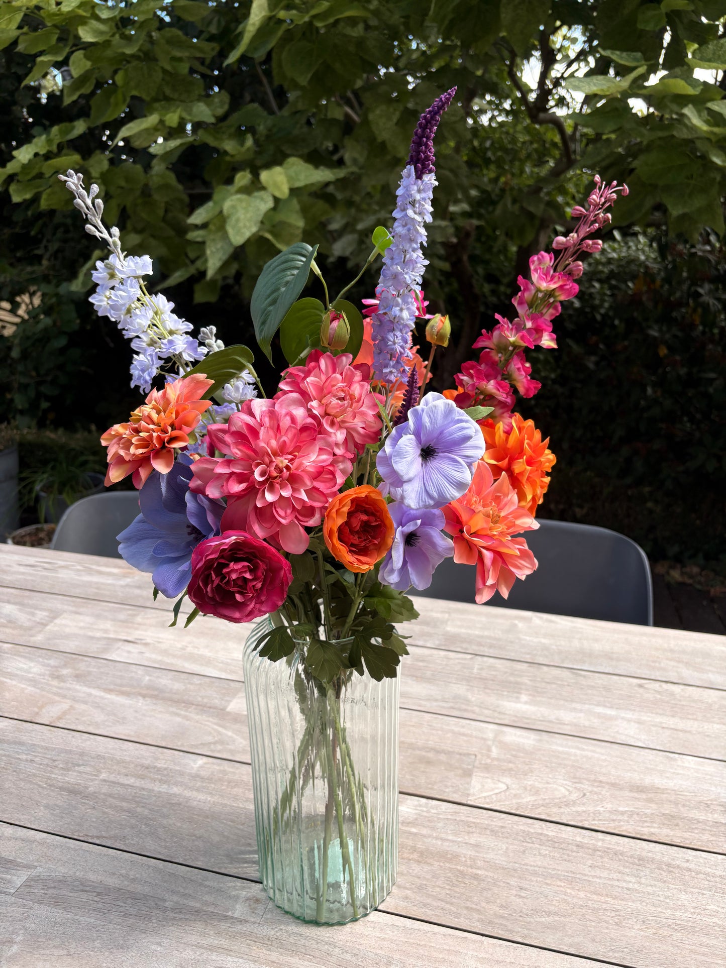 zijdebloemen boeket met felle kleuren 
