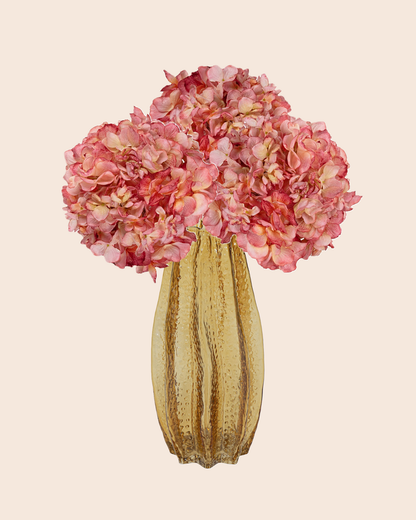 rose hortensias in amber vaas glas