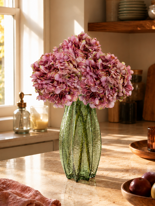 vaas met zijden hortensias lila