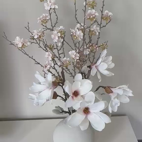 japandi zijdenbloemen boeket magnolia bloesemtakken
