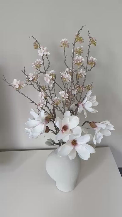 japandi zijdenbloemen boeket magnolia bloesemtakken