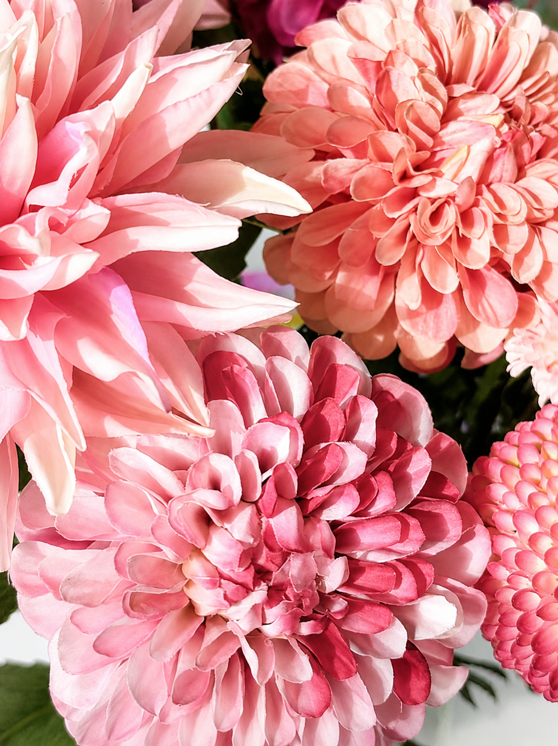 zijdebloemen dahlia's roze fuchsia zalm