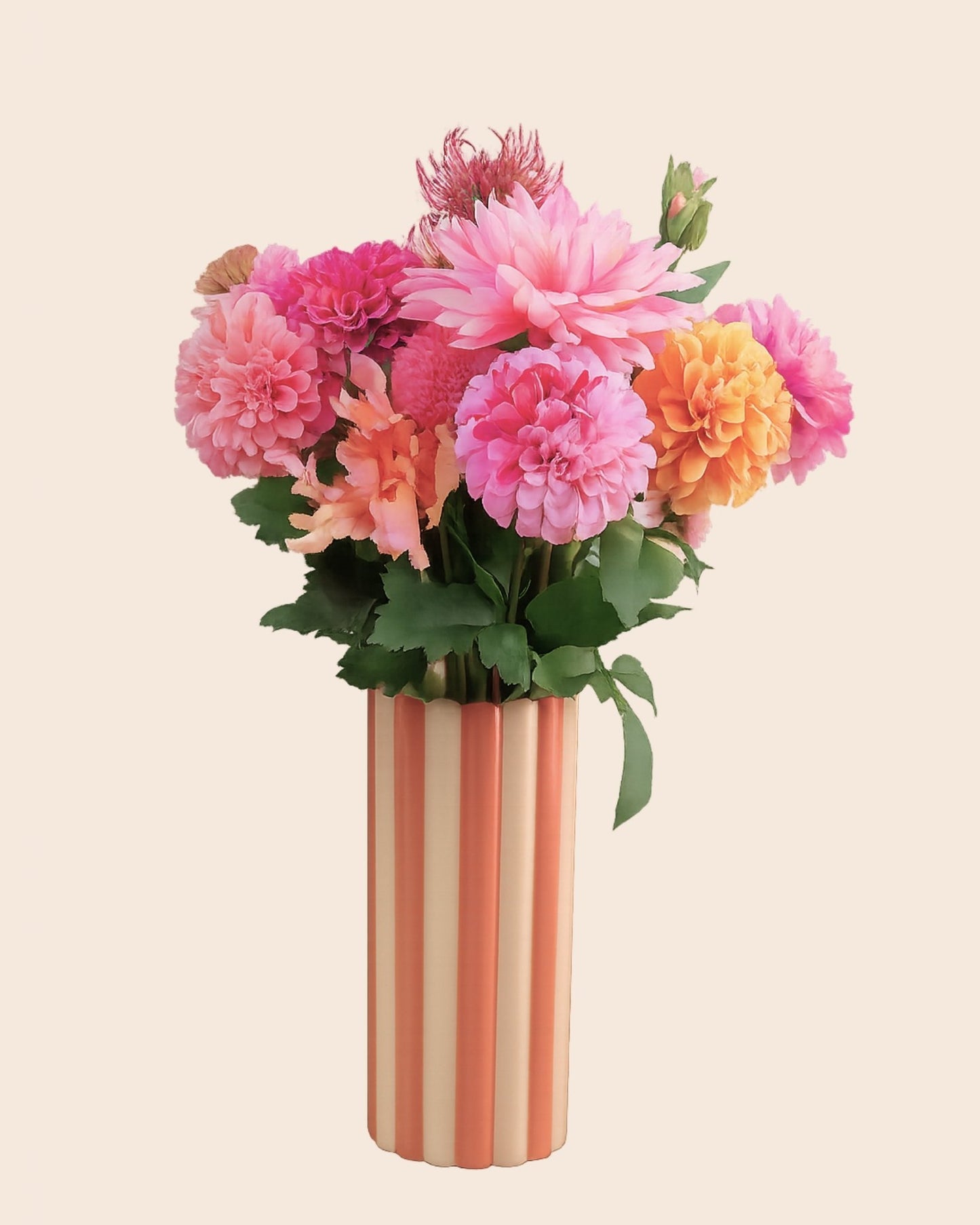 zijdenbloemen dahlia's in retro vaas